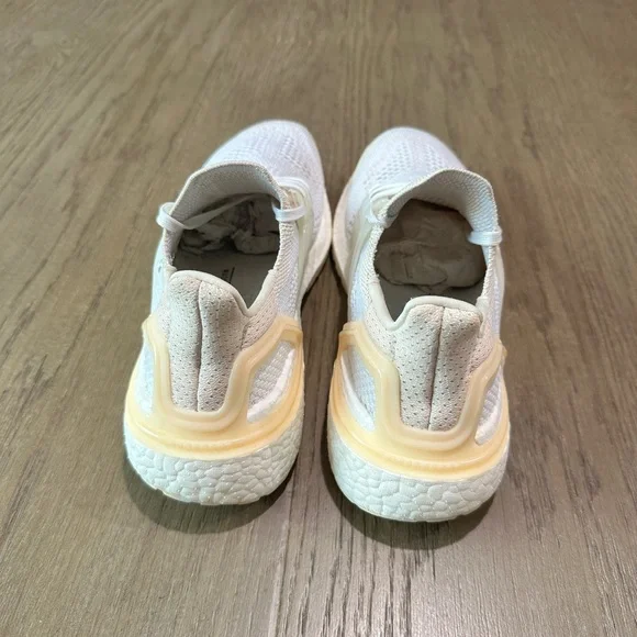 Adidas Women’s Ultraboost Size 7.5 - Picture 4 of 9